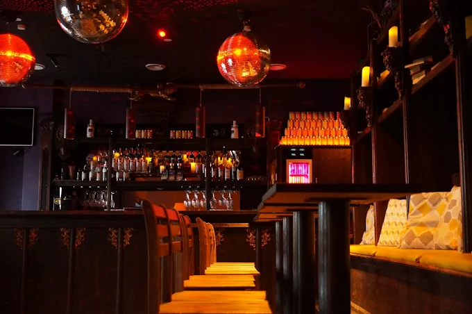 Bar mit Discokugeln