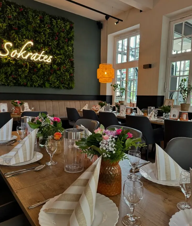 Restaurant mit eingedeckten Tischen