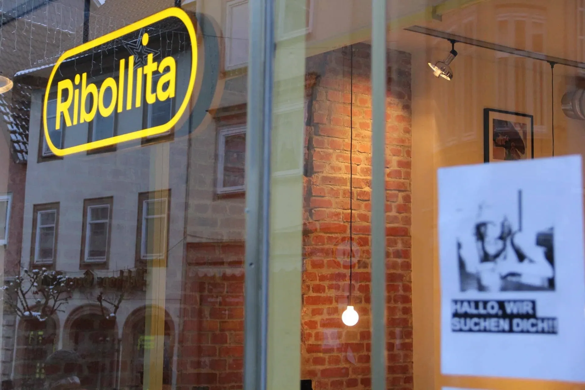 Ribollita Café in Coburg mit gelbem Neonschild