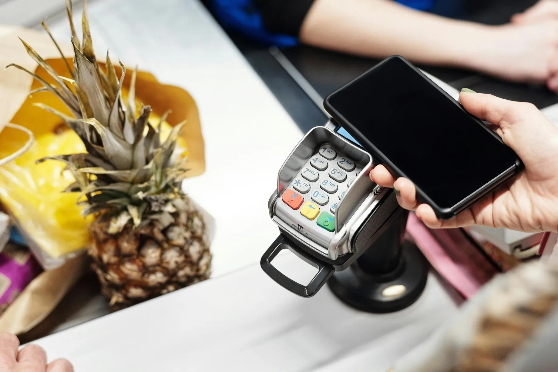 Kartenterminal mit Smartphone für kontaktlose Zahlung