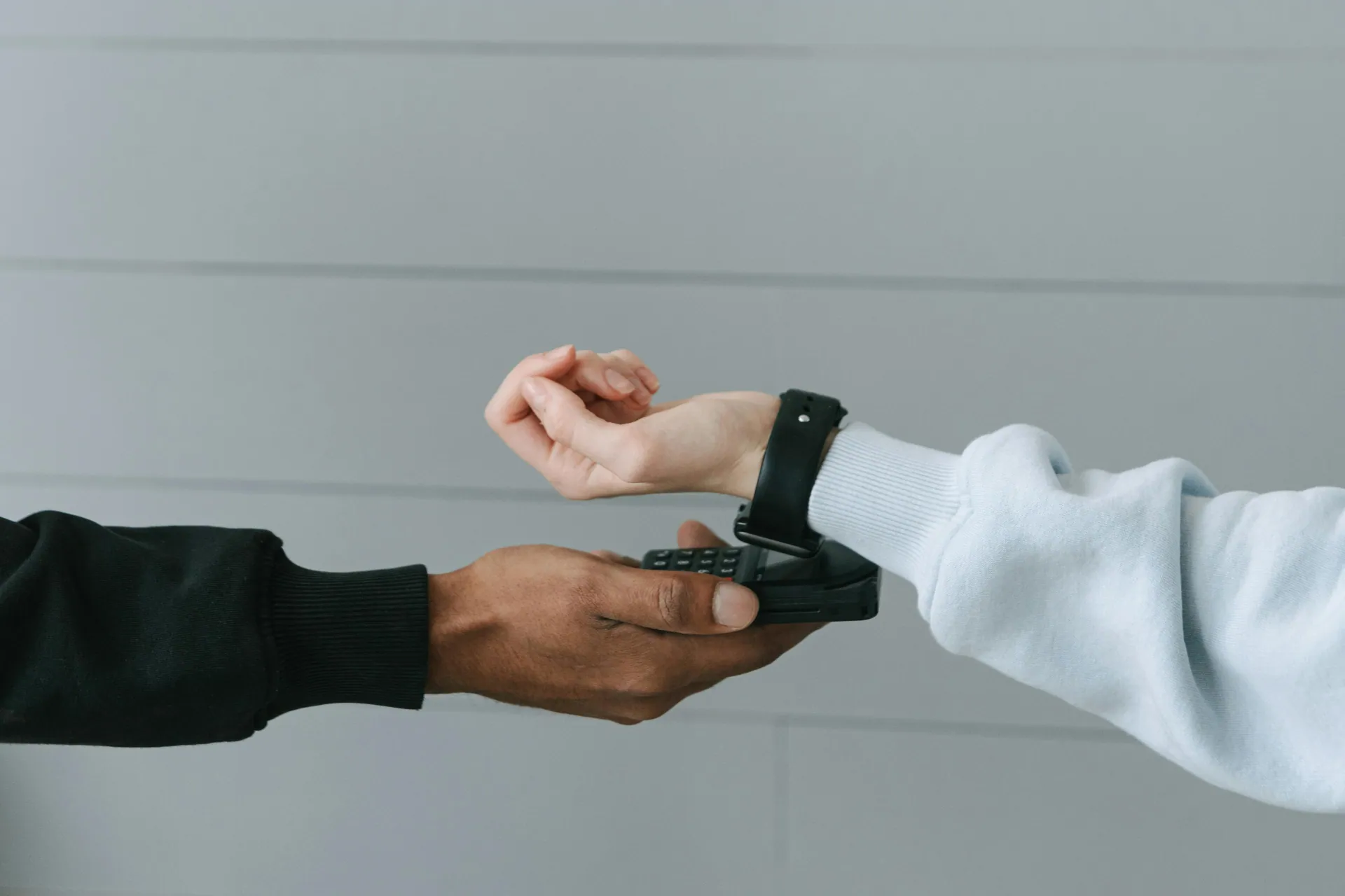 Kontaktlose Bezahlung mit Smartwatch am Terminal