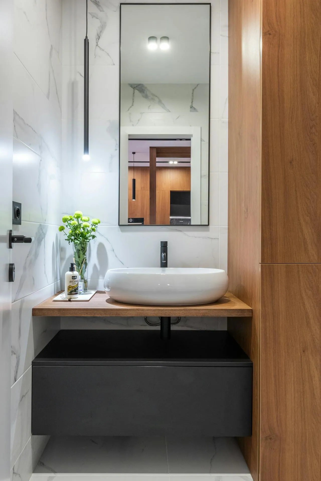 Modernes, sauberes Badezimmer mit Holz und Marmor - Beispiel für hochwertige Gastronomie-Toiletten
